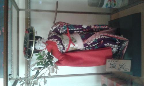Adorno de geisha japonesa con caja de vidrio - Imagen 1