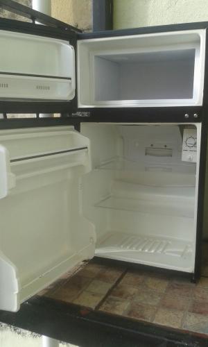 Vendo Refreigeradora pequeña dos puertas con - Imagen 1