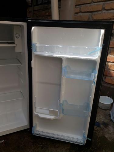 vendo refrigeradora tipo  minibar avanti 33  - Imagen 3