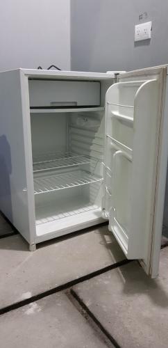Refrigeradora Avanti mediana en excelente es - Imagen 1
