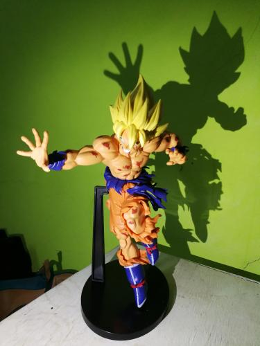 Figura de Goku precio L60000 llamar al 9643 - Imagen 1