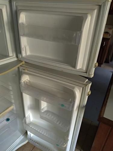 vendo dos refrigeradoras una grande y una peq - Imagen 2