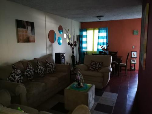 Se vende Casa en Col Miraflores Sala Comedo - Imagen 3