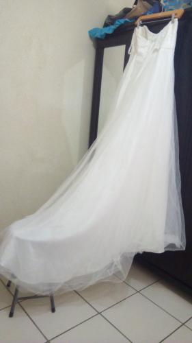 Vendo vestido novia lindo con cola talla M  - Imagen 1