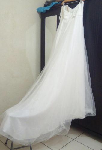Vendo vestido novia lindo con cola talla M  - Imagen 2