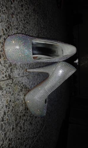 Zapatos de tacón alto plateados con brillos  - Imagen 1