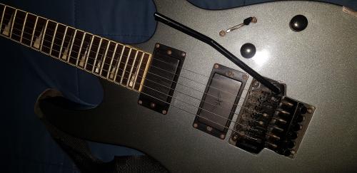 Guitarra electrica Ibanez con cinturon estuc - Imagen 1
