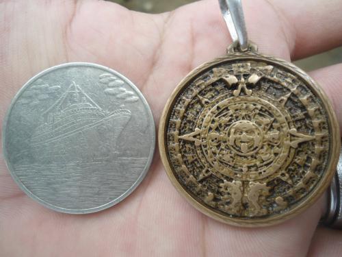Hola amigos tengo un medallon y una moneda d - Imagen 1